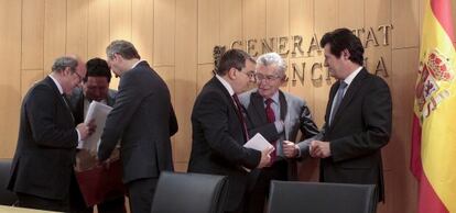 Javier Moliner, Alberto Fabra (segundo y tercero por la izquierda) y José Ciscar (a la derecha) con los responsables de SNC-Lavalin tras firmar el contrato.