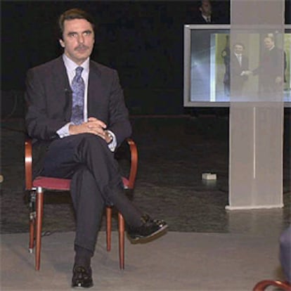 El presidente del Gobierno José María Aznar escucha las preguntas de los periodistas de TVE durante la entrevista de anoche.