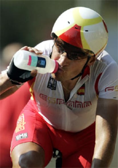 Igor González de Galdeano bebe agua durante la prueba, en la que ha finalizado noveno.