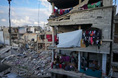 Ropa tendida en un edificio destruido por el ejrcito de Israel en Yabalia (Gaza), este mircoles. 