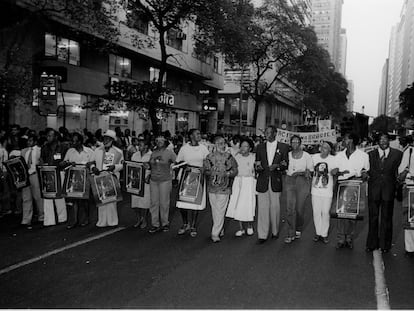 Ativistas como Lélia Gonzalez, Benedita da Silva e Abdias Nascimento na marcha "Zumbi está vivo", realizada no Rio de Janeiro em 1983. Foto faz parte do acervo de Januário Garcia que está sendo preservado.