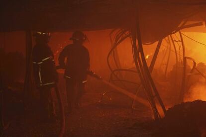 Dos bomberos en el interior del edificio.