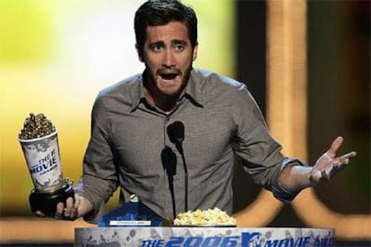 Jake Gyllenhaal recoge el premio MTV a la mejor interpretación, por <i>Brokeback Mountain,</i> el pasado sábado.