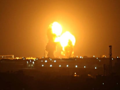 Explosión tras un ataque israelí en Jan Yunis, el viernes en el sur de la franja de Gaza.