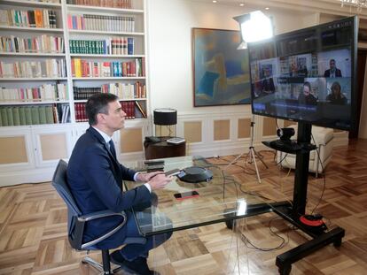 El presidente del gobierno, Pedro Sánchez, en una reunión por videoconferencia con varios ministros en el palacio de La Moncloa en marzo de 2020.
