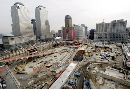 El derrumbe de las torres generó 1.800 millones de toneladas de escombros. El 30 de mayo de 2002 se retiró la última columna de acero que quedó en pie, que daba soporte a la Torre Sur. La ceremonia que marcó el fin de los trabajos de recuperación. La prioridad inmediata fue reconstruir el túnel del metro para poder restaurar el servicio. En la imagen, vista de la 'zona cero' el 4 de junio del 2002.