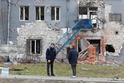 Dos niños, junto a un edificio de viviendas destruido en Mariupol (sudeste). La Unión Europea va a avanzar, "con carácter de urgencia", en la preparación de nuevas sanciones contra Rusia tras las "atrocidades", que condena en los "términos más enérgicos", cometidas por las Fuerzas Armadas rusas en varias ciudades ucranias ocupadas y que ahora han sido liberadas.