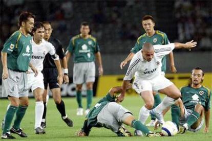 Ronaldo trata de zafarse de la defensa japonesa en un momento del partido.