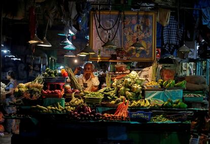 Un puesto en el mercado de Kolkata (India). 