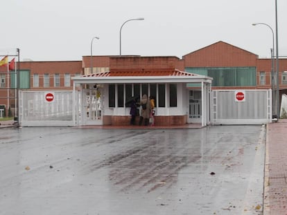 Entrada al Centro Penitenciario Madrid IV, en la localidad de Navalcarnero, donde este miércoles han sido arrestados varios funcionarios.