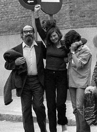 Eva Forest, con su marido y su hija, cuando salió de Yeserías, en 1977.