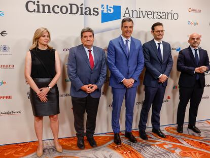 MADRID, 12/06/2023.- El presidente del Gobierno, Pedro Sánchez; el ministro de Inclusión, Seguridad Social y Migraciones, José Luis Escrivá (2-i); el ministro de la Presidencia, Relaciones con las Cortes y Memoria Democrática, Felix Bolaños (2-d); y la directora de CincoDías, Amanda Mars (i), a su llegada al Teatro Real, en Madrid, donde se celebra un foro organizado por el diario económico CincoDías con motivo de su 45 aniversario. EFE/Juanjo Martín
