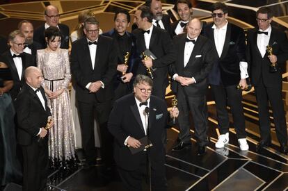 Guillermo del Toro y el elenco de la película 'La forma del agua' celebran el Oscar a mejor película.
