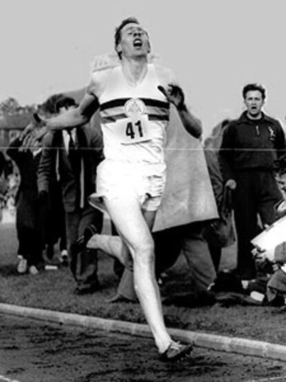 El británico Roger Bannister, en el momento de llegar a la meta.