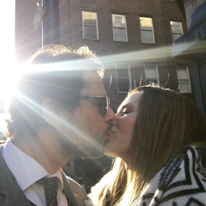 La actirz Elena Ballesteros le dedicaba a su marido Juan Antonio Susarte Sánchez-Rex esta declaración de amor en su Instagram: "Porque no sólo hoy celebro el AMOR a tu lado. Porque tú volviste a descubrir en mi ese rayo de luz, ese que sentí en lo más profundo de mi corazón, muerto y enterrado". La pareja, que se conoce desde la infancia, contrajo matrimonio el pasado verano en Alicante.