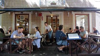 Terra&ccedil;o do restaurante P&atilde;o de Canela, na Pra&ccedil;a das Flores (Lisboa)