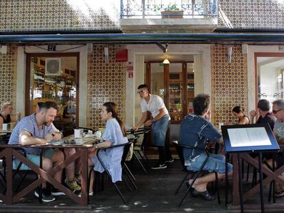 Terra&ccedil;o do restaurante P&atilde;o de Canela, na Pra&ccedil;a das Flores (Lisboa)