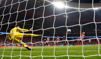 El delantero rojiblanco Antoine Griezmann marca de penalti el primer gol para su equipo.