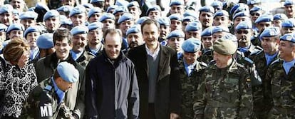 Foto de familia del presidente Zapatero (centro), junto al minstro de Defensa, Alonso (Izq.) y el Jefe del Estado Mayor, Félix Sanz (Dcha.) con soldados de la fuerza de paz española en Líbano