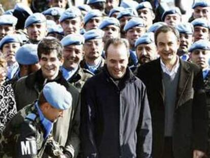 Foto de familia del presidente Zapatero (centro), junto al minstro de Defensa, Alonso (Izq.) y el Jefe del Estado Mayor, Félix Sanz (Dcha.) con soldados de la fuerza de paz española en Líbano