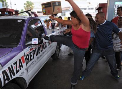 Vendedores callejeros atacan un automóvil electoral de Arena, durante las elecciones del pasado marzo.