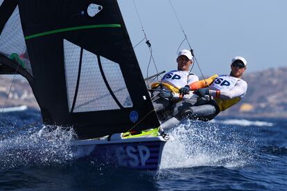 Diego Botin y James Trittel durante su competición de vela, este jueves en Marsella.