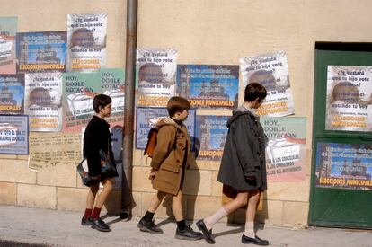 Carlitos junto a Luis y Josete en el capítulo "Elecciones orgánicas" en la cuarta temporada de 'Cuéntame cómo pasó'.