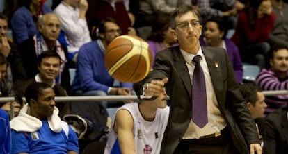 Moncho Fernández, entrenador del Obradoiro, durante un partido.