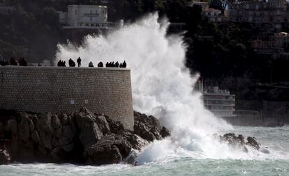 A wave breaks on the Promenade des Anglais as stormy weather with high winds hits part of the French Mediterranean coast in Nice, France, March 5, 2016. REUTERS/Eric Gaillard        TPX IMAGES OF THE DAY     