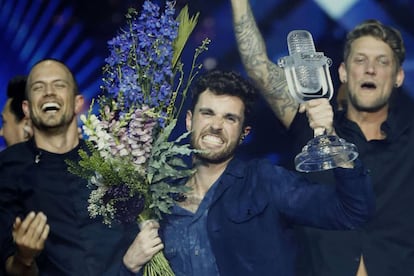 Duncan Laurence, representante de los Países Bajos, sujeta el trofeo que le acredita como ganador de Eurovisión 2019.