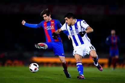  Sergi Roberto (izquierda), del Barcelona, presionado por Yuri Berchiche, de la Real Sociedad.