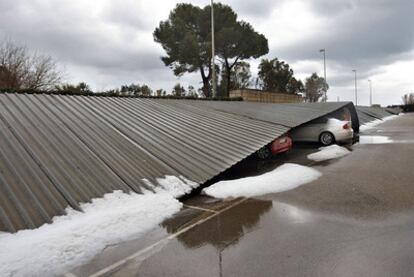 Techado en la playa de les Marines de Dénia que se derrumbó por la acumulación de granizo.