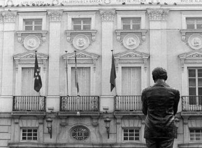 El Teatro Español con la estatua de Federico García Lorca delante.