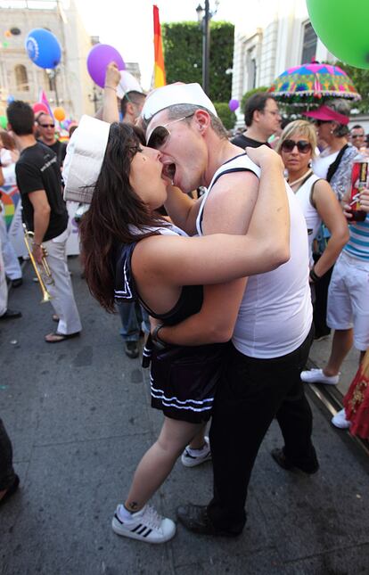 Una pareja recrea la mítica foto que salió en la portada de la revista Life anunciando el fin de la II Guerra Mundial.