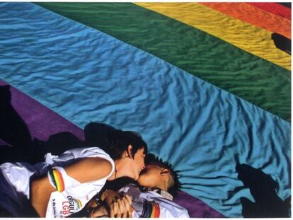 Duas mulheres se beijam durante a Parada Gay de Brasília.