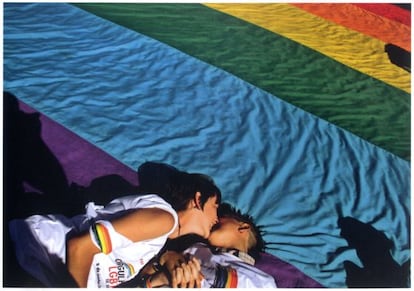 Duas mulheres se beijam durante a Parada Gay de Brasília.