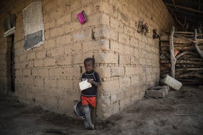 Debido a una entrada tardía en el sistema educativo, altas tasas de repetición y abandono escolar, Guinea Bisáu tiene un índice de finalización de la enseñanza obligatoria de menos del 30%. "Igualmente preocupante es que un tercio de los niños entre las edades de 6 y 11 se pueden clasificar como 'niños no escolarizados' que nunca han asistido a la escuela o que ingresaron, pero abandonaron", advierte Unicef.