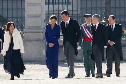 La Reina, entre la ministra de Defensa, Margarita Robles; el presidente del Gobierno en funciones, Pedro Sánchez, y el ministro del Interior, Fernando Grande-Marlaska.