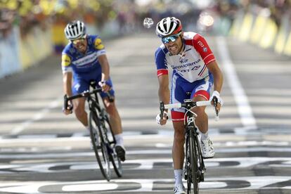 Alaphilippe y Pinot llegan a meta.