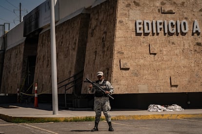 Un elemento de la Guardia Nacional custidia el Instituto Nacional de Migración de Ciudad Juárez.