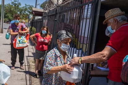 La pensión de los mayores que acuden a la olla de la Junta de Vecinos de Nogales oscila entre los 70.000 o 150.000 pesos (76 y 163 euros). Por eso, tras el estallido de demandantes de ayuda durante la pandemia, son los ancianos los que aún siguen haciendo cola en su puerta con sus ollas vacías tres días a la semana.