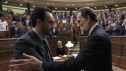 New PM Mariano Rajoy (r) is congratulated by Socialist speaker Antonio Hernando.