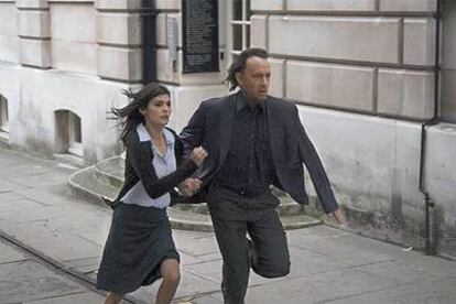 Audrey Tautou y Tom Hanks, en un fotograma de <i>El código Da Vinci.</i>