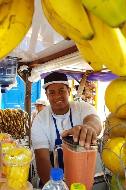 Un puesto de zumos en el espacio Pueblito Paisa, en la ciudad colombiana de Medellín.