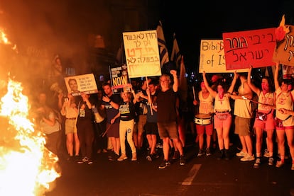 Manifestación contra Netanyahu, anoche en Tel Aviv.