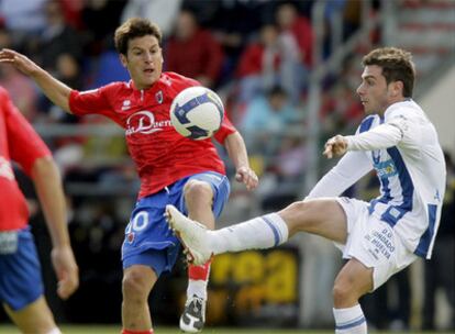 Moreno y Beto (a la derecha) disputan el balón, el domingo pasado, durante el partido Numancia-Recreativo.