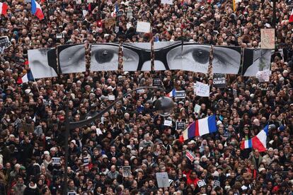 Momento da marcha no Boulevard Voltaire, em Paris.