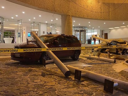 Coches dañados en la calle tras el sismo de 7,1 en Acapulco, Guerrero. AFP