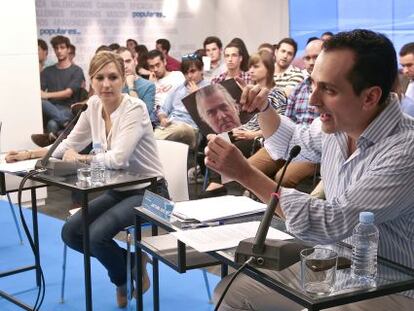 Antonio José de Mesa protagonizó ayer uno de los momentos más llamativos del debate entre candidatos a presidir Nuevas Generaciones en Madrid al romper una foto de Luis Bárcenas como gesto de rechazo.