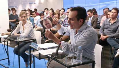 Antonio José de Mesa protagonizó ayer uno de los momentos más llamativos del debate entre candidatos a presidir Nuevas Generaciones en Madrid al romper una foto de Luis Bárcenas como gesto de rechazo.